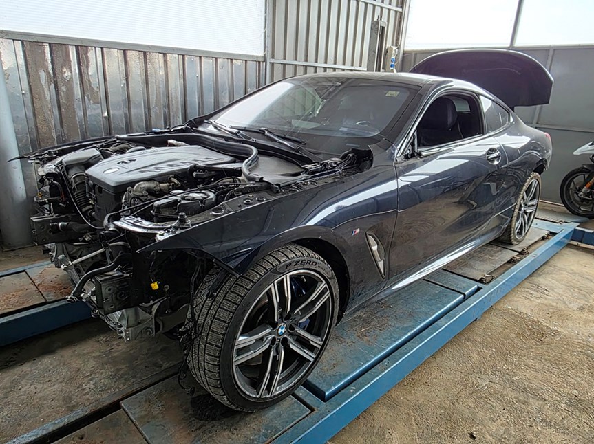 BMW 840 D XDRIVE - KARAMBOL